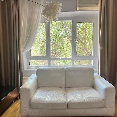Charming Apartment/King Size Bed Bukares Bagian luar foto
