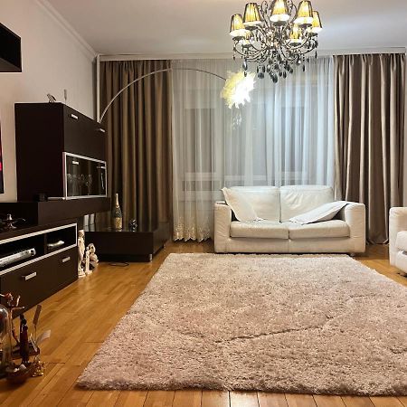 Charming Apartment/King Size Bed Bukares Bagian luar foto