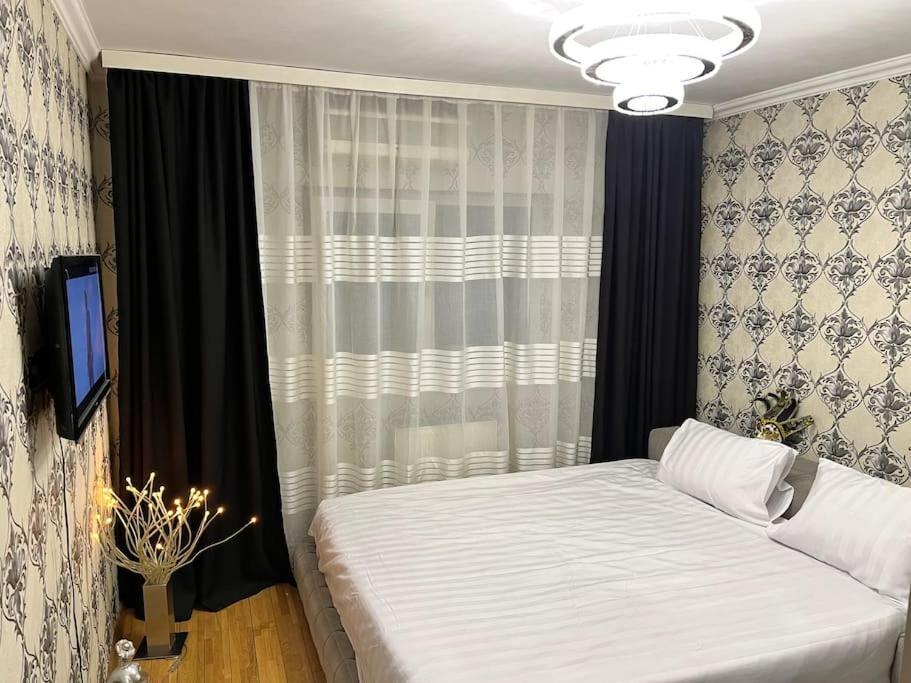 Charming Apartment/King Size Bed Bukares Bagian luar foto